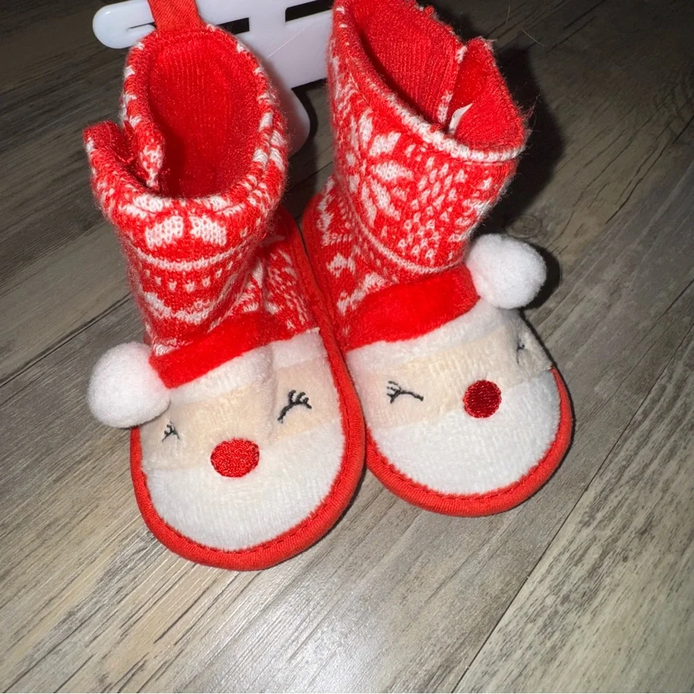 ☀️6/$20☀️ Chatties Red and White Festive Slippers